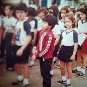 Dia do Professor na Escola. A pequena esquisita da direita sou eu, aprendendo a caminhar com minhas próprias pernas. 